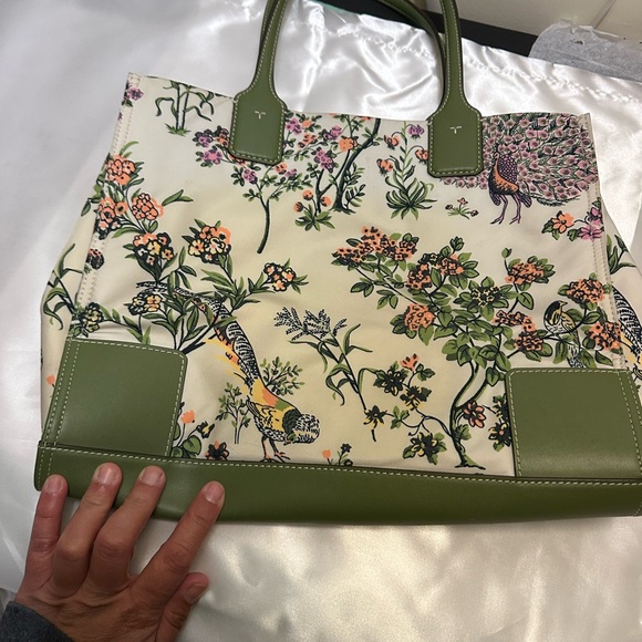 Tory Burch Green and Cream Tote Bag - Picture 4 of 7